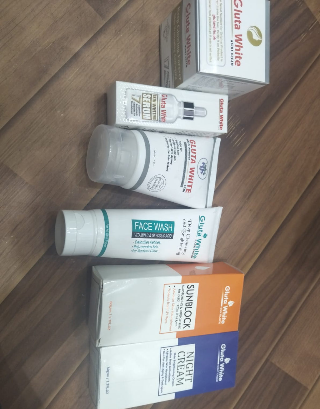 Gluta White 6 In 1 Skin Care Bundle - Complete Whitening And Brightening Set With Face wash, Serum, Sunblock ,Night Cream And Moisturizer